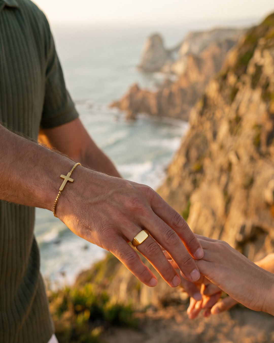 Minimal Cross Bracelet | Gold